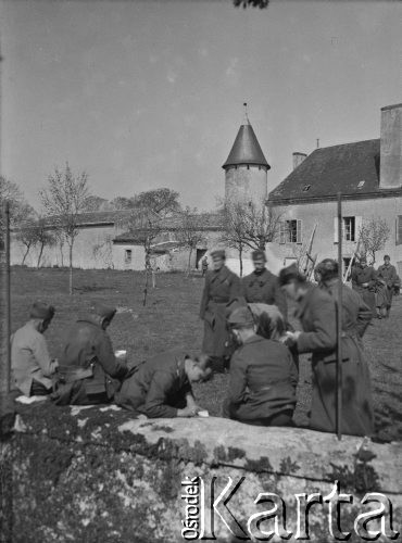 1940, La Salle Guibert, Francja. 
Żołnierze z 2. Dywizji Strzelców Pieszych podczas wycieczki do miejscowego zamku.
Fot. Jerzy Konrad Maciejewski, zbiory Ośrodka KARTA