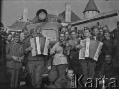 1940, La Salle Guibert, Francja.  
Żołnierze z 2. Dywizji Strzelców Pieszych podczas wycieczki do miejscowego zamku. Na zdjęciu pozują z instrumentami.
Fot. Jerzy Konrad Maciejewski, zbiory Ośrodka KARTA