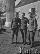 1940, La Salle Guibert, Francja. 
Żołnierze z 2. Dywizji Strzelców Pieszych pozują do zdjęcia na tle miejscowego zamku.
Fot. Jerzy Konrad Maciejewski, zbiory Ośrodka KARTA