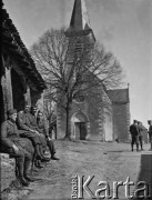 1940, Tessonnière, Francja.
Żołnierze 2. Dywizji Strzelców Pieszych siedzą przed miejscowym kościołem.
Fot. Jerzy Konrad Maciejewski, zbiory Ośrodka KARTA