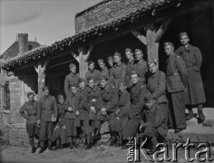 1940, Tessonnière, Francja.
Grupa żołnierzy 2. Dywizji Strzelców Pieszych pozuje do pamiątkowego zdjęcia.
Fot. Jerzy Konrad Maciejewski, zbiory Ośrodka KARTA