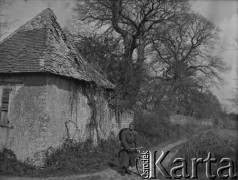 1940, Tessonnière, Francja.
Żołnierz z 2. Dywizji Strzelców Pieszych podczas przejażdżki rowerem po okolicy. Za nim widoczny jest stary dom.
Fot. Jerzy Konrad Maciejewski, zbiory Ośrodka KARTA