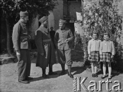 1940, Tessonnière, Francja.
Żołnierze z 2. Dywizji Strzelców Pieszych podczas rozmowy. Obok do zdjęcia pozują miejscowe dziewczynki.
Fot. Jerzy Konrad Maciejewski, zbiory Ośrodka KARTA