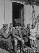 1940, Tessonnière, Francja.
Żołnierze z 2. Dywizji Strzelców Pieszych siedzą przed budynkiem i prawdopodobnie piją wino. Towarzyszą im miejscowe dzieci.
Fot. Jerzy Konrad Maciejewski, zbiory Ośrodka KARTA
