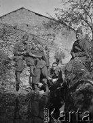 1940, Tessonnière, Francja.
Żołnierze 2. Dywizji Strzelców Pieszych odpoczywają prawdopodobnie nad miejscowym stawem.
Fot. Jerzy Konrad Maciejewski, zbiory Ośrodka KARTA