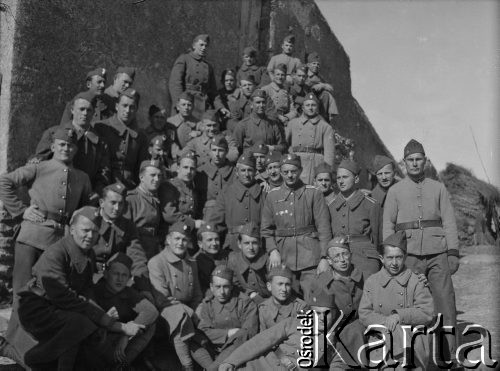 1940, Tessonnière, Francja.
Żołnierze z 2. Dywizji Strzelców Pieszych pozują do wspólnego zdjęcia.
Fot. Jerzy Konrad Maciejewski, zbiory Ośrodka KARTA
