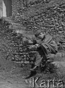 1940, Tessonnière, Francja.
Żołnierz z 2. Dywizji Strzelców Pieszych pisze list na schodach.
Fot. Jerzy Konrad Maciejewski, zbiory Ośrodka KARTA