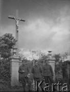 1940, Tessonnière, Francja.
Żołnierze z 2. Dywizji Strzelców Pieszych stoją prawdopodobnie przed wejściem na miejscowy cmentarz. Za bramą widać krzyż. 
Fot. Jerzy Konrad Maciejewski, zbiory Ośrodka KARTA