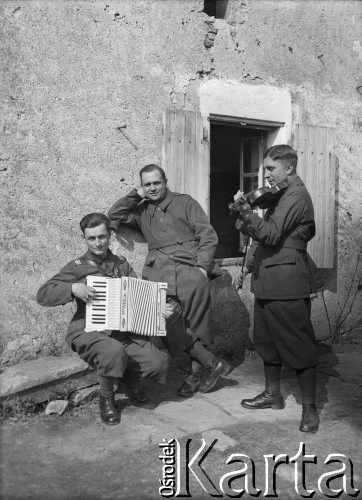Wiosna 1940, La Maucarriere, Francja.
Żołnierze z 2. Dywizji Strzelców Pieszych grają na akordeonie i skrzypcach.
Fot. Jerzy Konrad Maciejewski, zbiory Ośrodka KARTA