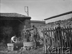 Wiosna 1940, La Maucarriere, Francja.
Żołnierze 2. Dywizji Strzelców Pieszych podczas porannej toalety przy studni.
Fot. Jerzy Konrad Maciejewski, zbiory Ośrodka KARTA