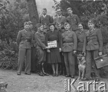 1943-1945, Baden, Szwajcaria.
Kobiety pozują z dziennikarzami gazety 