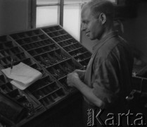 1943-1945, Baden, Szwajcaria.
Strzelec Stefan Zgodziński z 2. Dywizji Strzelców Pieszych pracuje w drukarni przy składzie gazety 