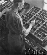 1944, Baden, Szwajcaria.
Internowany żołnierz 2. Dywizji Strzelców Pieszych starszy ogniomistrz J. Sutowski pracuje w drukarni przy składzie gazety 