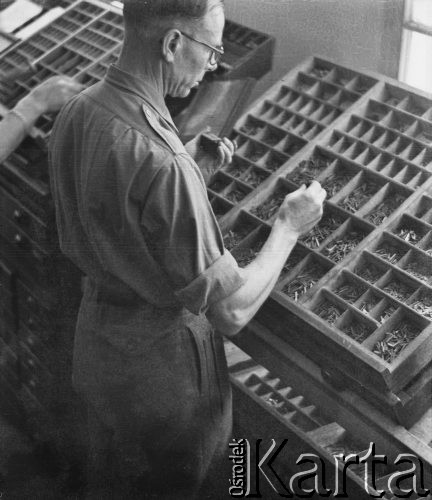 1944, Baden, Szwajcaria.
Internowany żołnierz 2. Dywizji Strzelców Pieszych starszy ogniomistrz J. Sutowski pracuje w drukarni przy składzie gazety 
