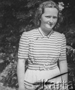 1943-1945, Baden, Szwajcaria.
Prawdopodobnie Szwajcarka pozuje do zdjęcia.
Fot. Jerzy Konrad Maciejewski, zbiory Ośrodka KARTA