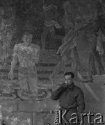 1943-1945, Baden, Szwajcaria.
Internowany żołnierz 2. Dywizji Strzelców Pieszych pozuje do zdjęcia na tle obrazu.
Fot. Jerzy Konrad Maciejewski, zbiory Ośrodka KARTA