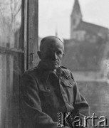 1943-1945, Baden, Szwajcaria.
Internowany sierż. Jerzy Konrad Maciejewski siedzi przy oknie. W czasie przymusowego pobytu w Szwajcarii, wydawał gazetę dla internowanych żołnierzy 