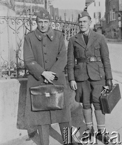 1943-1945, Baden, Szwajcaria.
Internowani żołnierze 2. Dywizji Strzelców Pieszych. 1. z lewej stoi dziennikarz gazety 