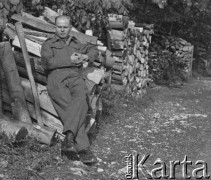 1945, Baden, Szwajcaria.
Żołnierz z 2. Dywizji Strzelców Pieszych strzelec Stefan Zgodziński siedzi na stercie drewna.
Fot. Jerzy Konrad Maciejewski, zbiory Ośrodka KARTA