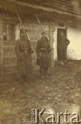 Przedwiośnie 1919, Galicja Wschodnia.
Żołnierze 2 kompanii I Warszawskiego Batalionu Ochotniczego Oddziału Odsieczy Lwowa (od kwietnia 1919 r. 19 Pułk Piechoty Odsieczy Lwowa) stoją za karę 