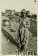 Lata 30., prawdopodobnie Bułgaria.
Kobieta za pomocą koromysła niesie wodę w wiadrach. 
Fot. Jerzy Konrad Maciejewski, zbiory Ośrodka KARTA