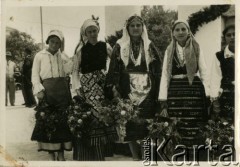Lata 30., Bułgaria.
Bułgarki w strojach ludowych. Kobiety trzymają w rękach bukiety kwiatów.
Fot. Jerzy Konrad Maciejewski, zbiory Ośrodka KARTA
