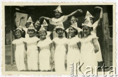 3.05.1936, prawdopodobnie Bułgaria.
Dzieci szkolne biorące udział w przedstawieniu. 
Fot. Jerzy Konrad Maciejewski, zbiory Ośrodka KARTA
