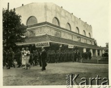Lata 30., Lwów, Polska.
Oddział żołnierzy Wojska Polskiego maszeruje obok pawilonu 