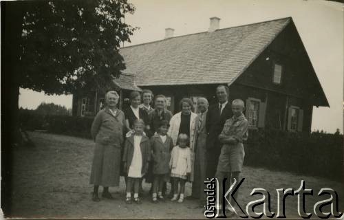 1937-1939, Zułów, woj. wileńskie, Polska.
Zdjęcie rodzinne przed budynkiem szkoły powszechnej w Zułowie im. Marii z Billewiczów Piłsudskiej. Dawniej - budynek służby dworskiej w majątku Piłsudskich, miejscu urodzenia marszałka Józefa Piłsudskiego.
Fot. NN, zbiory Ośrodka KARTA, udostępniła Anna Kiljan