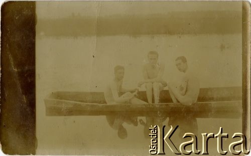 1917, Kaukaz.
Adepci Goryjskiej Szkoły Chorążych na Kaukazie w łodzi. Pośrodku - Jerzy Łukaszewicz, który w latach 1914-1915 służył w Legionie Puławskim.
Fot. NN, zbiory Ośrodka KARTA, przekazał Jan Rychter.