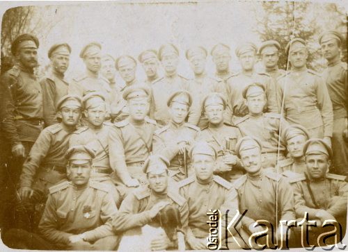 Ok. 1916, Kaukaz.
Zdjęcie grupowe prawdopodobnie adeptów Goryjskiej Szkoły Chorążych na Kaukazie. Na odwrocie nieczytelne podpisy sfotografowanych osób. 
Fot. NN, zbiory Ośrodka KARTA, przekazał Jan Rychter.