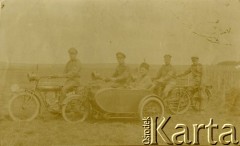 1914-1918, brak miejsca.
Żołnierze armii carskiej na motocyklach.
Fot. NN, zbiory Ośrodka KARTA, przekazał Jan Rychter.