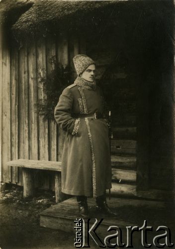 1914-1918, Imperium Rosyjskie.
Portret żołnierza armii carskiej w stopniu porucznika (?) przed domem.
Fot. NN, zbiory Ośrodka KARTA, przekazał Jan Rychter.