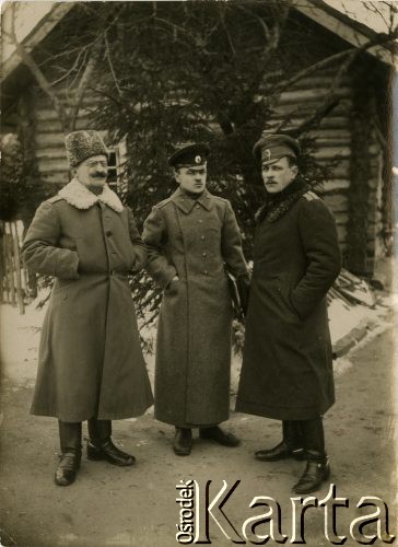 1914-1918, brak miejsca.
Żołnierze armii carskiej w strojach zimowych. Pośrodku stoi oficer 56 Dywizji Piechoty Imperium Rosyjskiego.
Fot. NN, zbiory Ośrodka KARTA, przekazał Jan Rychter.