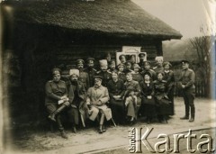 1915-1918, brak miejsca.
Żołnierze armii carskiej, prawdopodobnie oficerowie 56 Dywizji Piechoty Imperium Rosyjskiego.
Fot. NN, zbiory Ośrodka KARTA, przekazał Jan Rychter.