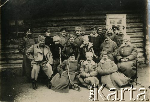 1915-1918, brak miejsca.
Żołnierze armii carskiej, prawdopodobnie oficerowie 56 Dywizji Piechoty Imperium Rosyjskiego.
Fot. NN, zbiory Ośrodka KARTA, przekazał Jan Rychter.