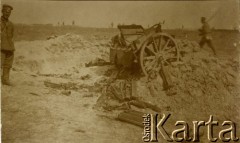 1914-1918, brak miejsca.
Zbombardowane stanowisko wojskowe, wokół którego krążą żołnierze armii carskiej.
Fot. NN, zbiory Ośrodka KARTA, przekazał Jan Rychter.