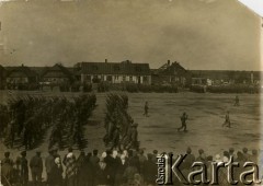 1914-1918, brak miejsca.
Przemarsz wojsk przez miasto.
Fot. NN, zbiory Ośrodka KARTA, przekazał Jan Rychter.