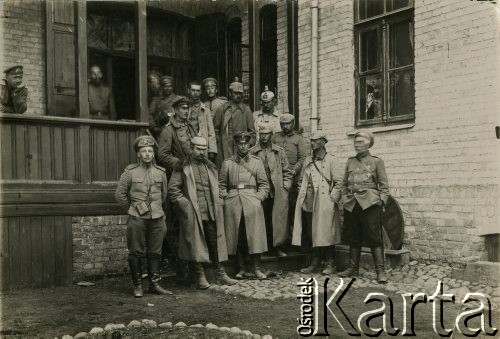 1914-1918, brak miejsca.
Żołnierze armii niemieckiej na ganku przed domem. Wśród nich znajdują się żołnierze 62 Pułku Piechoty Cesarstwa Niemieckiego.
Fot. NN, zbiory Ośrodka KARTA, przekazał Jan Rychter.