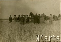 1914-1918, brak miejsca.
Żołnierze armii carskiej wśród zbóż.
Fot. NN, zbiory Ośrodka KARTA, przekazał Jan Rychter.