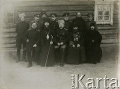 1914-1918, brak miejsca.
Żołnierze armii carskiej z duchownymi przed domem.
Fot. NN, zbiory Ośrodka KARTA, przekazał Jan Rychter.