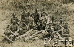 1914-1918, brak miejsca.
Zdjęcie grupowe żołnierzy armii austro-węgierskiej. 3 z prawej w 1 rzędzie leży Edward Heinz, mąż Katarzyny z d. Czapskiej.
Fot. NN, zbiory Ośrodka KARTA, przekazał Jan Rychter.