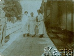 Ok. 1914, brak miejsca.
Trzy kobiety na peronie niosące żołnierzom pożywienie.
Fot. NN, zbiory Ośrodka KARTA, przekazał Jan Rychter.