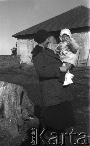 7.02.1939, Drohiczówka, Polska.
Anna Wielowieyska z córką Teresą.
Fot. Anna Wielowieyska, udostępniła Maria Wielowieyska, reprodukcje cyfrowe w  Bibliotece Polskiej im. Ignacego Domeyki w Buenos Aires (Biblioteca Polaca Ignacio Domeyko) i w Ośrodku KARTA w Warszawie
