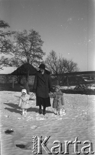 7.02.1939, Drohiczówka, Polska.
Anna Wielowieyska z córkami Marią i Teresą.
Fot. Anna Wielowieyska, udostępniła Maria Wielowieyska, reprodukcje cyfrowe w  Bibliotece Polskiej im. Ignacego Domeyki w Buenos Aires (Biblioteca Polaca Ignacio Domeyko) i w Ośrodku KARTA w Warszawie
