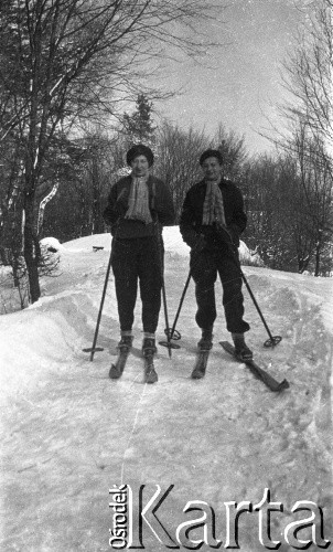 12.02.1932, Lwów, Polska.
Na nartach.
Fot. Anna Wielowieyska, udostępniła Maria Wielowieyska, reprodukcje cyfrowe w  Bibliotece Polskiej im. Ignacego Domeyki w Buenos Aires (Biblioteca Polaca Ignacio Domeyko) i w Ośrodku KARTA w Warszawie
