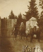 1920, Okno, woj. tarnopolskie, Polska. 
Jan Cieński, Aleksandra, Julian i Jadwiga Jazłowieccy 
Fot. NN, zbiory Marii Wielowieyskiej Petrikorich, reprodukcje cyfrowe w Bibliotece Polskiej im. Ignacego Domeyki w Buenos Aires (Biblioteca Polaca Ignacio Domeyko) i w Ośrodku KARTA w Warszawie 



