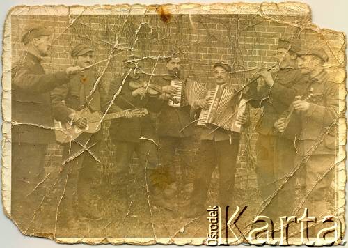 1939-1945, Niemcy.
Żołnierze w niewoli niemieckiej. Na skrzypcach gra Tadeusz Ślesicki (3 z lewej) - podoficer Flotylii Pińskiej, teletechnik, w czasie kampanii wrześniowej walczył w SGO 
