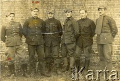 1939-1945, Niemcy.
Zdjęcie grupowe żołnierzy będących w niewoli niemieckiej. 3 od lewej stoi Tadeusz Ślesiński - podoficer Flotylii Pińskiej, teletechnik, w czasie kampanii wrześniowej walczył w SGO 