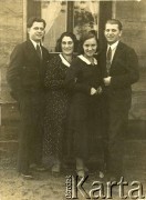 1936, Włodawa, woj. lubelskie, Polska.
Rodzina przed domem. Na odwrocie dedykacja 